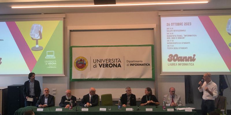 Docenti e studenti insieme in occasione dei 30 anni del corso di laurea in Informatica