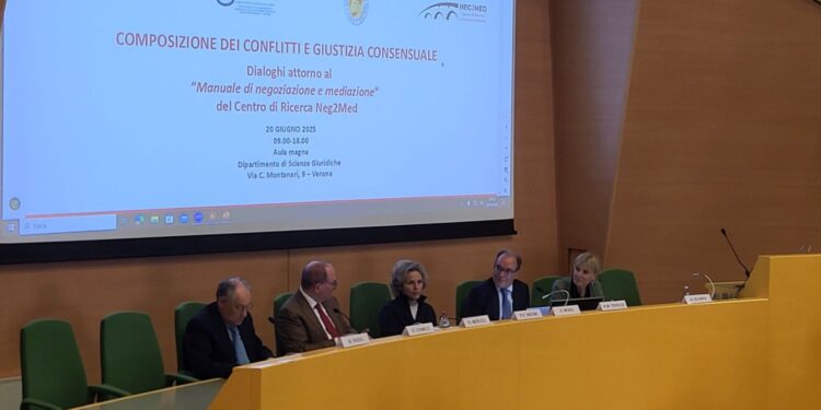 da sinistra Mauro Regis, presidente dell’Ordine degli avvocati di Verona;
Giovanni Meruzzi, docente ordinario di Diritto commerciale del Dipartimento di Scienze giuridiche;
Olivia Guaraldo, delegata rettore;
Alberto M. Tedoldi, direttore di Neg2med e curatore del Manuale di negoziazione e mediazione;
Valentina Moro, direttrice del dipartimento di Scienze umane