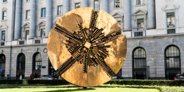 La scultura "Grande Disco" di Arnaldo Pomodoro in Piazza Meda a Milano.Photo Credits: @AlexMastro - Adobe Stock