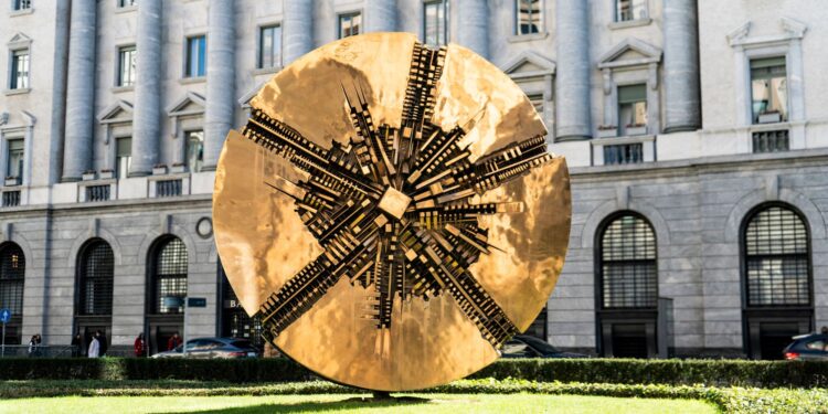 La scultura "Grande Disco" di Arnaldo Pomodoro in Piazza Meda a Milano.Photo Credits: @AlexMastro - Adobe Stock