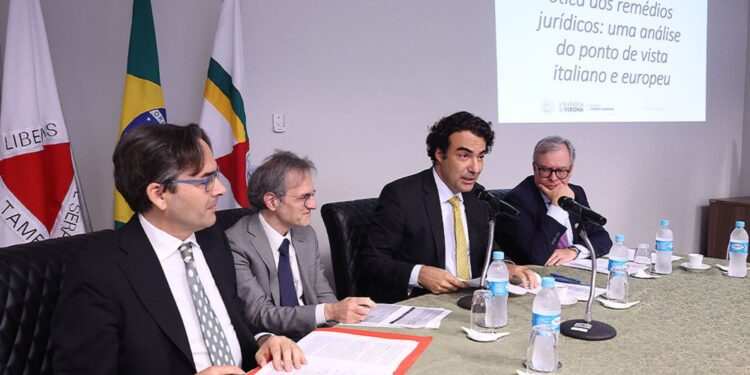 Mauro Tescaro e Andrea Caprara con il giudice Marcelo Milagres e il procuratore di stato Érico Andrade (Photo credits: Juarez Rodrigues/ TJMG)