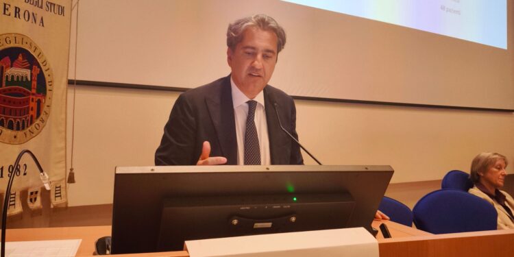 Gianluca Trifirò durante il convegno. Foto realizzata da Ufficio Stampa Aoui Verona